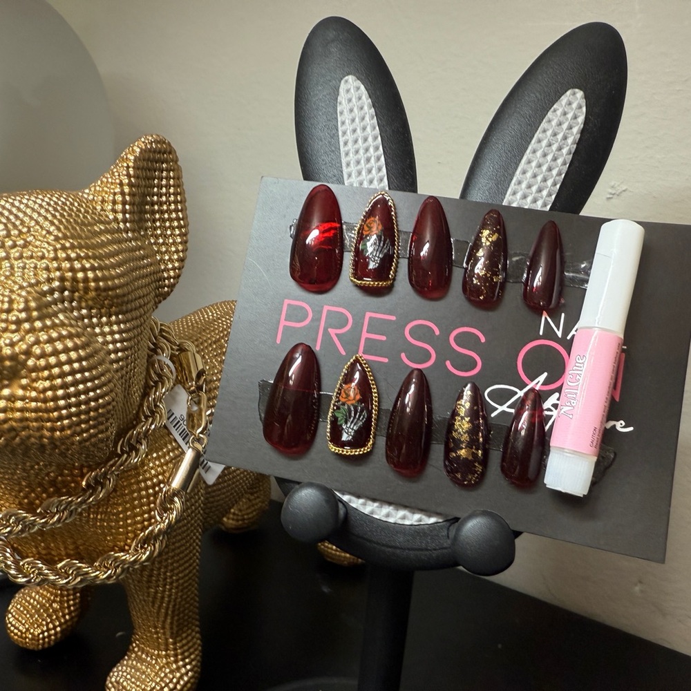 Elegant Red and Gold Press-On Nails with Glossy Finish